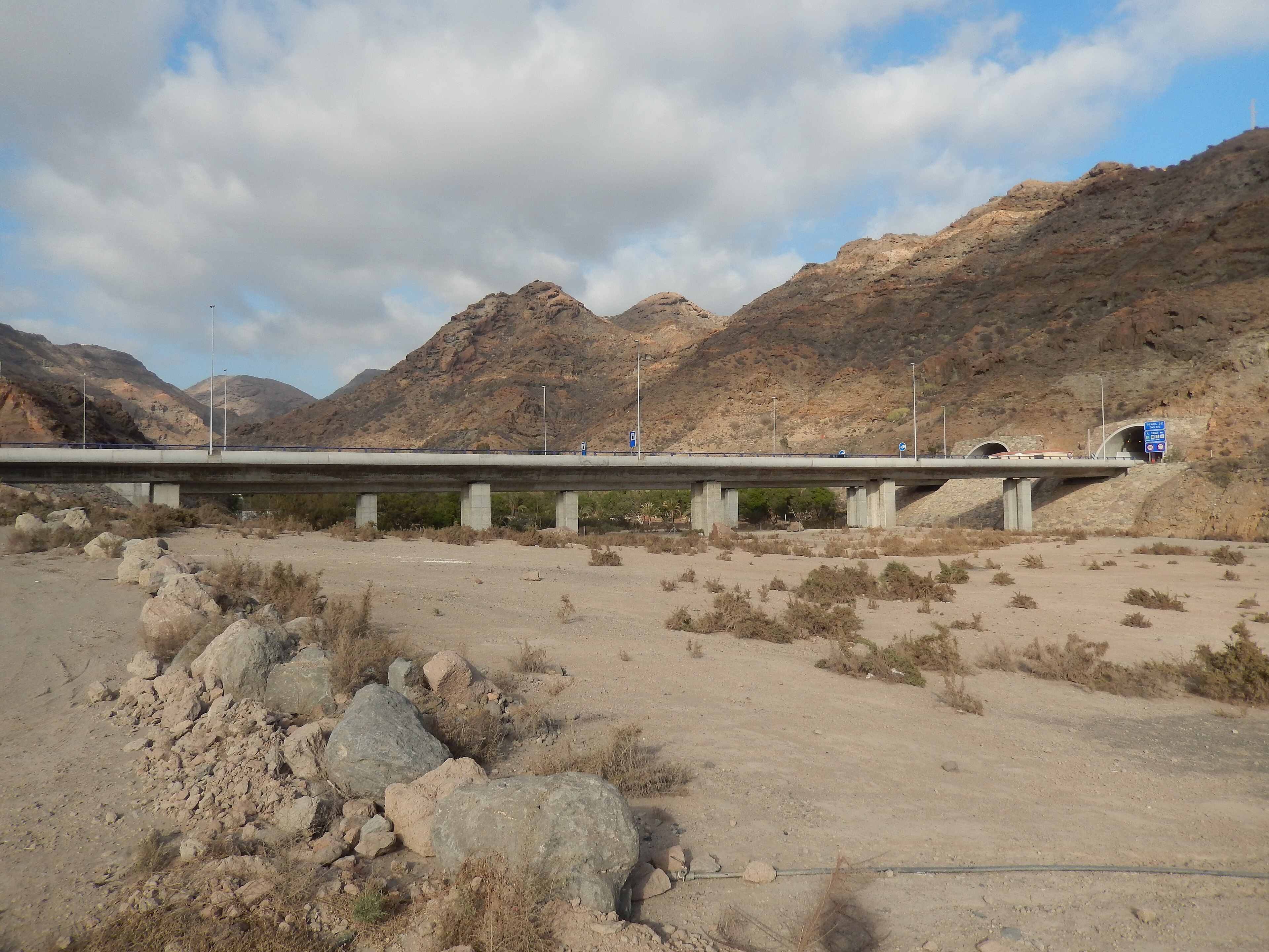 GC-1 motorvägen längs Gran Canarias sydkust med bergen i bakgrunden