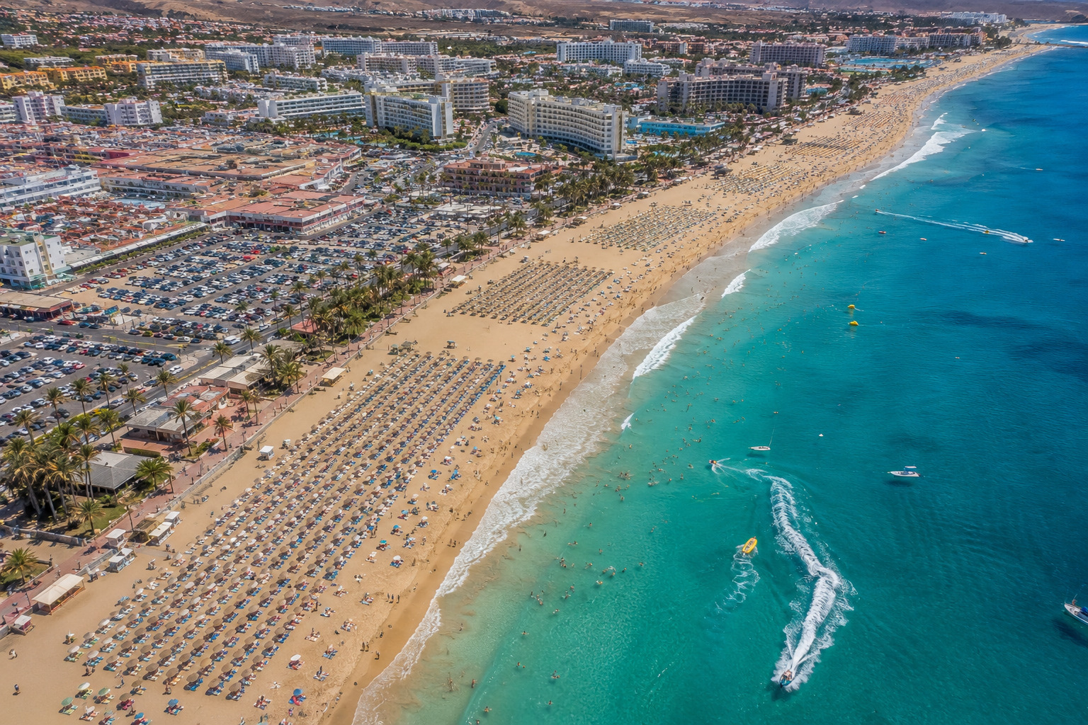 Playa del Inglés – helikoptervy över Gran Canarias största resort med Yumbo-centret under högsäsong