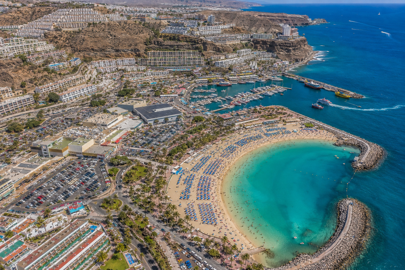 Playa de Amadores lagunstrand med vit sand och turkost vatten